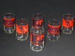 VIDRO, seis (6) copos cilíndricos, incolores e translúcidos, base em degrau, todos esmaltados nas tonalidades vermelha, preta e azul com propaganda da Pepsi e Brahma: 2 com Freddie Mercury; 2 com Carly Simon e 2 com Lionel Richie, medindo 11,5 cm altura.