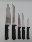 TALHERES, cinco (5) facas distintas, todas da marca FABERWARE, confeccionados em aço inox, cabo em polímero na tonalidade preta, medindo a maior peça 33 cm, usados.