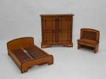 BRINQUEDO, três (3) móveis para casa de bonecas: 1 cama; 1 guarda roupa e 1 penteadeira, confeccionados em madeira e eucatex, um deles com label da artesanato Marília, medindo o maior 22 x 21,5 x 6 cm.