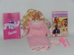 BRINQUEDO, uma (1) boneca BARBIE, com folder do FAN CLUB, com diversos apetrechos, medindo 28 cm altura.