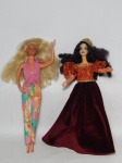 BRINQUEDOS, duas (2) bonecas Barbie: 1 da ESTRELA, corpo em vinil, cabeça emborrachada, roupas em tecido, medindo 29 cm altura; 1 da marca MATTEL, Made in Indonésia, corpo em vinil, cabeça emborrachada, roupa em tecido, medindo 29 cm altura.
