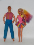 BRINQUEDOS, dois (2) itens: 1 boneco Ken da ESTRELA, todo em vinil, roupa em tecido, medindo 30,5 cm altura; 1 boneca Barbie da marca HASBRO, em vinil, roupa em tecido, medindo 29 cm altura.