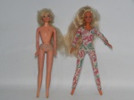 BRINQUEDO, 2 bonecas Barbie: 1 com corpo em vinil, braços cabeça e pernas emborrachados, sem marca e sem roupa, medindo 28 cm altura, uma das pernas solta; 1 em vinil da marca HASBRO, roupa em tecido, medindo 28 cm altura.