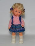BRINQUEDO, uma (1) boneca da marca ESTRELA, corpo em vinil, cabeça emborrachada, roupa em tecido, medindo 37 cm altura.