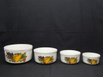 PORCELANA, quatro (4) bowls de tamanhos distintos, ornamentação policromada com frutas diversas, arremates com frisos dourados, sem marca de manufatura aparente, medindo o maior 20,5 cm diâmetro.