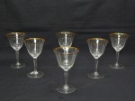 CRISTAL, seis (6) taças de pé alto para vinho tinto, bojo obcônico com frisos dourados na borda, fuste hexagonal tipo balaustre, base em bolacha, medindo 13,5 cm altura.