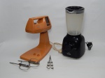 ELETRODOMÉSTICO, uma (1) antiga batedeira, marca WALITA, 8 velocidades, 110 volts, modelo HL 3122, tonalidade caramelo, funcionado, porem usado e sem garantias.