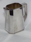 METAL PRATEADO, uma (1) jarra refresqueira, formato octogonal, manufatura Saint James, medindo 17,5 cm altura.