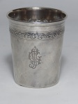 PRATA FRANCESA, um (1) antigo copo, formato ligeiramente obcônico quase cilíndrico, ornamentação relevada com barrado vegetalista, possui marca possessória representada por monograma com as letras LGJJ, com os seguintes contrastes: A) Cabeça de Mercúrio (garantia do teor da PRATA 950 milésimos); B) marca do ourives dentro de losango, parcialmente legível não identificado, medindo 7,5 cm altura e 6,5 cm diâmetro, peso 57 gr, possui mossas e sinais de uso.