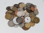 NUMISMÁTICA, estrangeira, aproximadamente oitenta (+/-80) moedas de diversos, países, períodos, valores, metais e estados de conservação, CAÇA AO TESOURO.