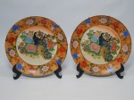 PORCELANA, par (2) pratos policromados, pintados a mão, representando pavões e flores, borda em florais, medindo 24 cm diâmetro.