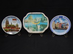 PORCELANA E FOLHA DE FLANDRES, três (3) itens souvenir: 1 prato de KOLN AM RHEIN, manufatura PORZELLAN MANUFAKTUR MULLER FLOSS, Bavária, ornamentação policromada com paisagem retratando canal, casarios, catedral, navio e barco, medindo 14,5 cm diâmetro; 1 prato de Curaçao, policromado, representando cais e casario, medindo 15 cm diâmetro; 1 bandeja retangular com bordas abauladas, ornada com pontos turísticos de Quebec, Canadá, ligeiros sinais de oxidação, policromada, medindo 19,5 x 16 cm.