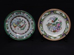 PORCELANA CHINESA, dois (2) pratos decorativos policromados, pintados a mão: 1 representando vaso, caixa, pergaminhos, borboletas, frutas, cerejeiras e flores, borda com florais, pássaros, barrado grego e generosos arremates a ouro, medindo 21 cm diâmetro; 1 representando faisões, borboletas, frutas e flores, borda com pássaros, flores, frutas e barrado grego intercalado por flores, medindo 20,5 cm diâmetro, ambos com marca de origem em legenda e caracteres.