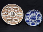 PORCELANA, dois (2) pratos decorativos: 1 souvenir inglês, policromado, com Shakespeare e diversos lugares em Stratford da convivência do mesmo, manufatura ETRURIA & BARLASTON  WEDGWOOD, medindo 25,5 cm diâmetro; 1 souvenir, lembrança de SEASHORE TROLLEY MUSEUM, ornado na tonalidade azul sobre fundo branco, Made in Japan, medindo 20 cm diâmetro.
