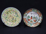 PORCELANA ORIENTAL, dois (2) pratos decorativos policromados: 1 representando galos, pássaros e elementos vegetalistas, borda com barrado geométrico, frutas e flores, generosos arremates a ouro, marcado no verso em caracteres, medindo 18,5 cm diâmetro; 1 ornado com dragões celestiais e elementos vegetalistas, sobre fundo amarelo, marca de origem China em legenda e caracteres, medindo 20 cm diâmetro.