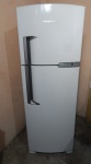 ELETRODOMÉSTICO, uma (1) geladeira da marca BRASTEMP  CLEAN, Frost Free, tonalidade branca, capacidade 352 litros, modelo BRM39 EBANA10. Funcionando porém usada e sem garantias. 176 x 62 x 70cm.