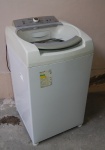 ELETRODOMÉSTICO, uma (1) lavadora de roupas da marca BRASTEMP, Ative, tonalidade branca, capacidade 9 kg, modelo BWL09 BBANA50. Funcionando porém usada e sem garantias. 104 x 58 x 64cm.