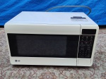 ELETRODOMÉSTICO, um (1) forno de micro-ondas da marca LG, modelo MS3047G, tonalidade branca, 127 volts, em muito bom estado de conservação, funcionando porém usado e sem garantia. 30 x 51 x 36cm.
