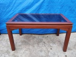 MOBILIÁRIO, uma (1) mesa para sala de jantar, retangular, confeccionada em madeira maciça, de corte quadrangular ornada com frisos, tampo em vidro, usada. 79 x 140 x 80cm.