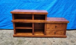 Rack aparador em madeira brasileira, 2 gavetas com puxadores de madeira e 5 escaninhos. Pés com rodízios. Usado. 79 x 160 x 45cm.
