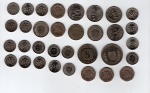 NUMISMÁTICA, estrangeira, trinta e três (33) moedas cambiáveis (ainda circulantes) sendo: USA, 14 dime (10 cents) e 4 quarter (25 cents), totalizando 2,40 dólares americanos; SUÍÇA, 5 de 1/2 franco, 3 de 1 franco e 1 de 5 francos, totalizando 10,5 francos suíços; INGLATERRA, 5 de 20 pence, totalizando 1 libra inglesa; ALEMANHA 5 marcos alemão (observação, apesar da Alemanha ter adotado o Euro como moeda corrente, as moedas do padrão monetário anterior ao euro ainda são trocadas pelo seu Banco Central).