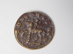 NUMISMÁTICA, uma (1) antiga moeda em bronze do Império Romano, anverso: com a efígie perfilada do Imperador Trajano Décio (249 a 251 DC) e em disposição circular a legenda: IMP C M Q TRAIANUS DECIUS AUG; reverso: com o Imperador cavalgando e em disposição semi circular a legenda: ADVENTUS AUG, bastante circulada.