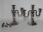 PRATA BRASILEIRA, par (2) candelabros para três lumes cada, padrão inglês Georgiano, ornamentação em caneluras, base trapezoidal com chanfrados, puncionado STERLING 925  PPM, possui enchimento, medindo 27 cm altura, peso total aproximado 2,5 kg, um deles quebrado, demanda restauro.