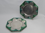 DIVERSOS, oito (8) sousplats, confeccionados em metal prateado, formato de flor com as pétalas esmaltadas na tonalidade verde, medindo 30 cm diâmetro, usados.