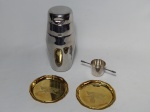 DIVERSOS, quatro (4) itens: 2 covilhetes, confeccionados em metal dourado com propaganda da bebida CHIVAS REGAL, medindo 11 cm diâmetro; 1 dosador de bebidas, confeccionado em alpaca, medindo 4 cm e 1 coqueteleira, confeccionada em aço inox, medindo 20 cm altura, ambos da manufatura EBERLE (Abramo Eberle 1880, Monte Magrè 1945, Caxias do Sul, veio com uma das primeiras levas de imigrantes italianos para o Brasil em 1884 junto com seus pais Giuzeppe Eberle e Luigia Zanrosso, seu pai abriu uma pequena funilaria mas como tinha que trabalhar na lavoura quem cuidava era a mãe e o pequeno Abramo ajudava na funilaria; em 1896 quando o pai resolveu vender a funilaria para concentrar os esforços da família na lavoura Abramo, com 16 anos de idade, se propôs a comprá-la do pai, em 1918 já com o nome Abramo Eberle & Cia iniciou a fabricação de talheres e utensílios de mesa, morreu em 1945 com 65 anos de idade e os filhos deram continuidade aos negócios até 1984 quando venderam para o Grupo Zivi).
