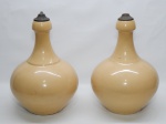 CERÂMICA, par (2) bases para abat-jour, bojudas, tonalidade creme (falhas na esmaltação), gargalos com acabamentos em metal, falta a parte elétrica, medindo 35,5 cm altura.