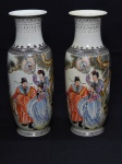 PORCELANA CHINESA, par (2) vasos na forma de balaustre com ornamentação policromada pintada a mão, representando Dignatários, Criança e o Deus Fukurokuju, segundo o Xintoísmo, Mitologia e Folclore Japonês, Deus da longevidade e sabedoria, representado por uma longa barba branca trazendo na mão um cetro ou bastão (saku) sagrado onde esta pendurado um pergaminho (makimono) contendo as escritas da sabedoria mundial, considerado Deus da ecologia, as vezes acompanhado por um veado, tartaruga ou uma garça tipo grou (tsuru), outras vezes de um pêssego, integrante do Shichi Fukujin (os 7 Deuses da Boa Sorte, Fortuna e Felicidade), além de caracteres sobre uma cerejeira, base marcada em selo vermelho com os seguintes caracteres: QIANLONG NIAN ZHI (revival da marca, com DA QING, omitido), medindo 34,5 cm altura, um deles apresenta sinais de restauro.