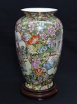 PORCELANA CHINESA, um (1) vaso na forma de balaustre com primorosa ornamentação policromada pintada a mão, representando cenas do gênero e florais, generosos arremates a ouro, base marcada com selo vermelho em caracteres DA QING QIANLONG NIAN ZHI (revival da marca), medindo 31 cm altura.