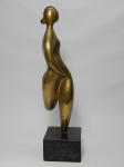 BRONZE, uma (1) escultura representando mulher estilizada, assinada e datada DAISY 12/90, talvez possa significar a tiragem ao invés da datação, base em mármore negro, medindo 36 cm altura, (possivelmente da escultora Daisy Nasser, 1944, Beirute, Líbano, escultora; em 1970 estudou desenho de escultura na FAAP; em 1983 teve aulas com Élvio Becheroni e Domenico Calabroni; entre 1984/85 teve aulas com Antônio Santos Lopes; em 1986 estudou na Art Students League em New York, EUA; em 1998 frequentou os ateliês de Helena Blumenfeld e Masuda, ambos na Itália, atípica pois ela costuma assinar o nome completo).