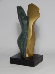 BRONZE, uma (1) escultura representando torso feminino, metade da obra com patina na tonalidade verde, base em mármore negro, assinatura não identificada, medindo 26 cm altura.
