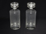 VIDRO, par (2) de garrafas com tampa, incolores e translúcidas, medindo 25 cm  altura; usadas, interior com fungo.