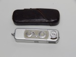 FOTOGRAFIA, uma (1) câmera miniatura dita espiã, manufatura MINOX, Made in Germany, na capa original, usada, não testada e sem garantia (inventada por Walter Zapp em 1936; de 1937 a 1943 foi produzida em Riga na Letônia pela VEF (valsts Elektrotehniska Fabrika), durante a Segunda Guerra a produção foi interrompida por diversas vezes, devido a invasões Russas e Alemâs na Letônia; em 1948 após a Segunda Guerra a produção retornou com nova emprasa a MINOX GmbH, em Giessen/Heuchelheim, próximo a Wetzlar, Alemanha Ocidental, ainda eram vendidas no ano de 2014).