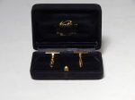 JOIAS, par (2) abotoaduras em ouro, contrastes da NATAN (Natan Joias, fundada em 1956, por Natan Kimelblat), na caixa original, medindo 20 x 15 mm, peso total 16,7 gr.