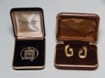 GRIFES FRANCESAS, dois (2) itens: 1 chaveiro da marca CHRISTIAN DIOR, Paris, confeccionado em metal dourado e prateado, medindo 6 cm; 2 (par) abotoaduras da marca PIERRE CARDIN, Paris, confeccionadas em metal dourado, todos os itens acondicionados na caixa original.