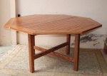 MOBILIÁRIO, uma (1) mesa octogonal, confeccionada em pinho de Riga, ripada, desmontável, pés com fechamento pantográfico, usada. Alt. 76 x diam. 149cm.