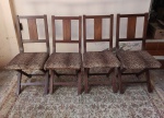 MOBILIÁRIO, quatro (4) cadeiras de corte quadrangular, ditas de sola, com fechamento pantográfico, espaldar com tabela lisa e reta, assentos com forração em tecido estampado no padrão onça, usadas Alt. 90cm.