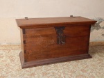 MOBILIÁRIO, um (1) bau, confeccionado em madeira maciça, caixa reta, fecho e dobradiça em ferro com patina preta, sinais de oxidação, possui chave, tampo com abertura basculante. 42 x 77 x 34cm.