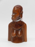 ARTE TRIBAL AFRICANA, uma (1) escultura representando busto feminino perfilado, entalhada em madeira maciça, apliques de brincos e colar de duas voltas confeccionados em miçangas, medindo 16 cm altura.