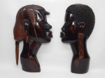 ARTE TRIBAL AFRICANA, duas (2) esculturas de parede representando cabeças perfiladas, similaridade com a tribo Massai, medindo 36,5 cm e 35 cm altura.
