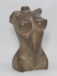 ESCULTURA, uma (1) representando torso feminino, entalhada em soapstone, possui bicadinhos, sem assinatura, medindo 20,5 cm altura.