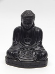 ESCULTURA, uma (1) representando SIDDHARTHA GAUTAMA (popularmente conhecido como BUDDHA, confeccionada em resina na tonalidade negra, base com caracteres, medindo 10 cm altura.