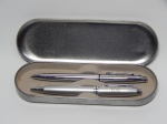 COLECIONISMO, duas (2) canetas esferográficas, acondicionadas em estojo metálico, comemorativas aos 110 anos do Instituto Oswaldo Cruz, pouquíssimo sinais de uso, uma delas ainda escreve.