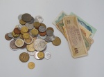 NUMISMÁTICA, nacional e estrangeira, sessenta e uma (61) moedas de diversos países: Inglaterra; México; Noruega; Finlândia; Argentina; Nova Zelândia; Suécia; Dinamarca; Brasil; Colômbia; USA; China; França; Equador; Venezuela; Chile; Rússia; Alemanha; etc., de diversos, períodos, valores, metais e estados de conservação, CAÇA AO TESOURO, todas circuladas, maioria em muito bom estado de conservação; além de sete (7) cédulas Chinesas variadas, circuladas, algumas no estado, acondicionadas em caixa de madeira, medindo 20 x 12 x 5 cm.