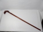 DIVERSOS, uma (1) bengala entalhada em madeira maciça, castão na forma de golfinho, medindo 100 cm.