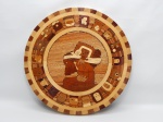 ESCULTURA, uma (1) representando mandala inspirada na antiga civilização asteca, confeccionada em madeiras diversas, medindo 32,5 cm diâmetro.