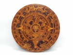 ESCULTURA, uma (1) representando mandala inspirada na antiga civilização asteca, confeccionada em madeiras diversas, medindo 26,5 cm diâmetro.